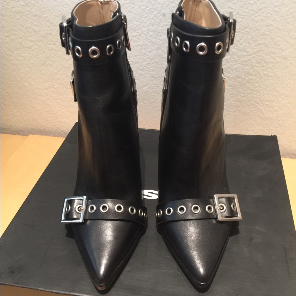 Diesel Ladies Boots w/metal accents. Sz 8.5.